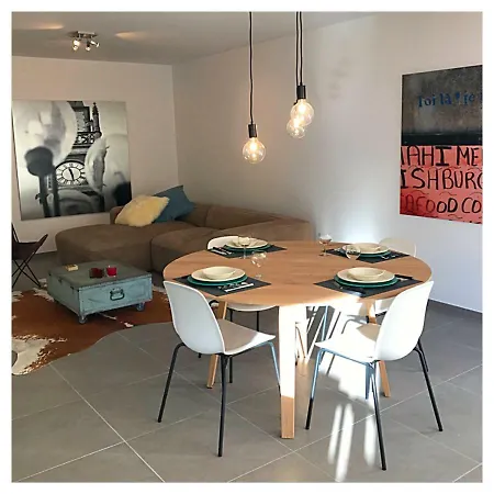 With Free Covered Parking - Center Daire